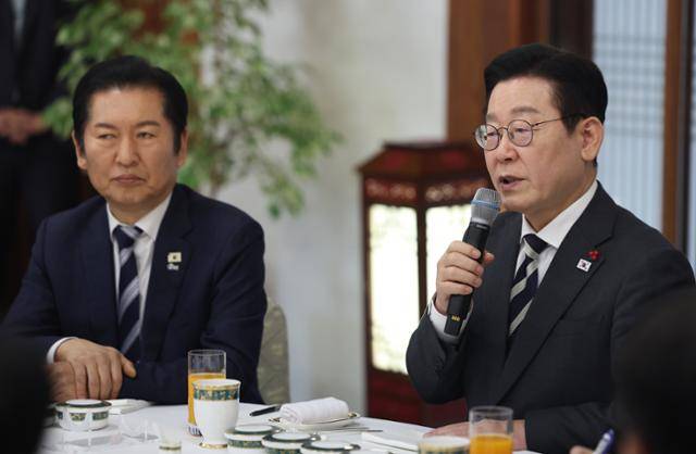 이재명 대통령이 지난달 16일 청와대 상춘재에서 열린 정당 지도부 초청 오찬에서 발언하고 있다. 왼쪽은 정청래 더불어민주당 대표. 연합뉴스