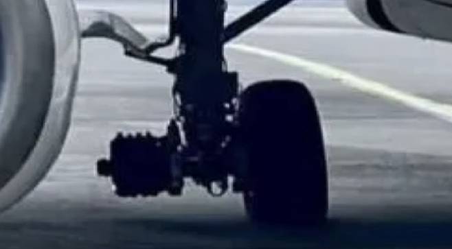 여객기에서 오른쪽 주 착륙장치 타이어가 분리된 모습을 확인할 수 있다. (온라인 커뮤니티 캡처)