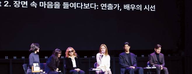 서울 창천동 예스24 원더로크홀에서 지난 5일 열린 ‘페이지&스테이지’행사에서 뮤지컬 배우 옥주현(왼쪽 네번째) 등 뮤지컬 관계자들과 박혜진 민음사 해외문학 편집자(맨 왼쪽)가 책과 공연에 대한 이야기를 나누고 있다. 예스24 제공