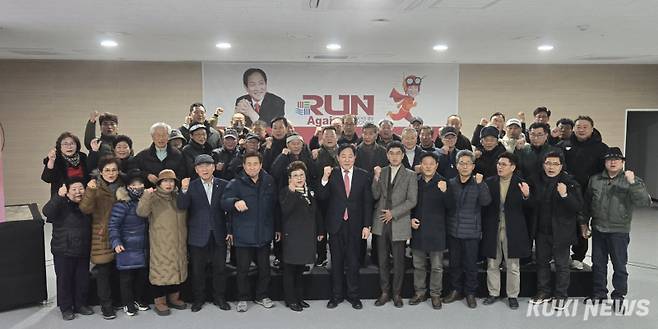 심재국 평창군수가 2018평창동계올림픽 개최 8주년을 맞은 9일 오후 올림픽의 상징적 공간인 대관령면 평창올림픽플라자에서 기자회견을 열어 제9회 평창군수 선거에 공식 출마를 선언하고 있다.