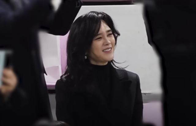 이부진 호텔신라 사장이 아들 임동현 군의 공연을 보며 미소 짓고 있다. 뉴스1TV 유튜브 화면 갈무리