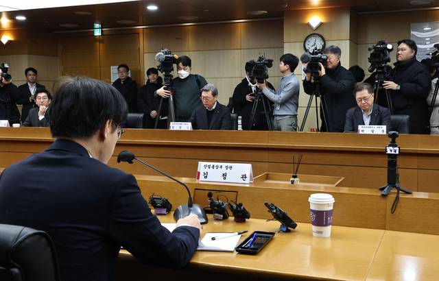 박일준 대한상공회의소 부회장(오른쪽)이 9일 서울 종로구 한국무역보험공사에서 열린 경제단체 긴급현안 점검회의에서 김정관 산업통상부 장관의 발언을 듣고 있다. 연합뉴스