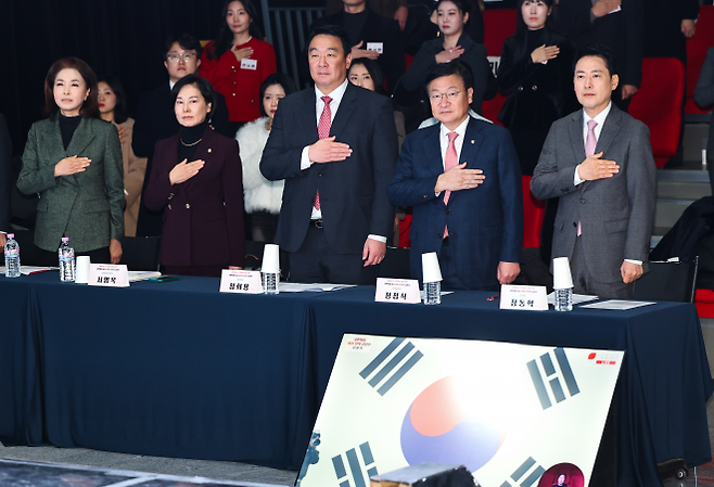 장동혁 국민의힘 대표가 9일 서울 강서구 ASSA아트홀에서 열린 국민의힘 여성 정책 공모전 시상식에서 국기에 경례하고 있다. 왼쪽부터 김민전 당 맘(mom) 편한 특별위원회 위원장, 서명옥 중앙여성위원장, 정희용 사무총장, 정점식 정책위의장, 장 대표. 뉴시스