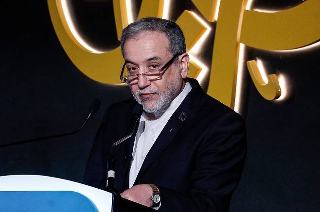 아바스 아라그치 이란 외무장관이 2026년 2월 7일 카타르 도하에서 열린 제17회 알자지라 포럼에서 발언하고 있다. AFP 연합뉴스