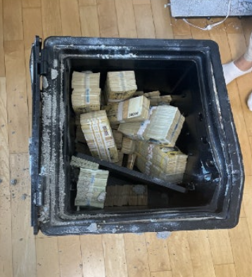 압수수색 현장에서 압수한 현금 다발 사진. 서울경찰청 제공