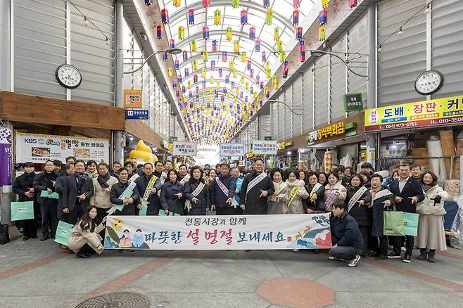 칠곡군 왜관시장에서 열린 '전통시장 장보기 및 물가 안정 캠페인' 현장 ⓒ칠곡군 제공