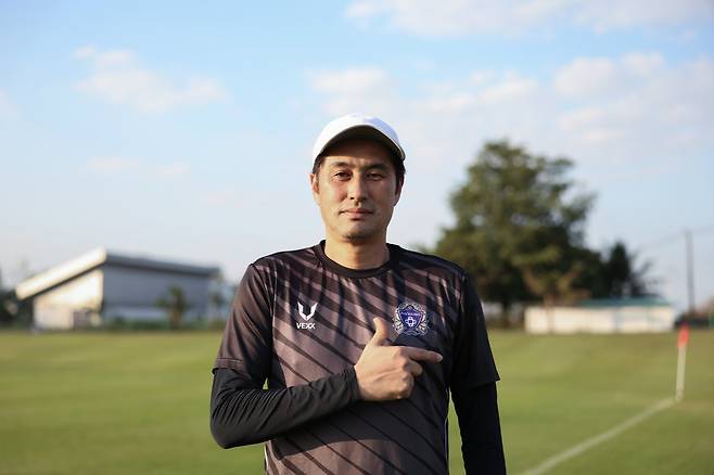 안양 유병훈 감독은 이번 시즌도 선수별 개개인 전술 지침을 위한 노트를 만들었다. 지난달 태국 촌부리에서 진행된 1차 동계전지훈련서 상의의 엠블럼을 가리키며 각오를 다지는 유 감독. 사진제공|FC안양