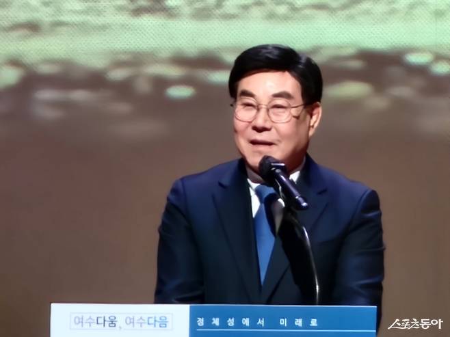 김영규 전 여수시의회 의장이 7일 여수시민회관에서 출판기념회를 열고 저서 ‘여수다움, 여수다음’을 통해 지역 미래 비전을 제시하고 있다. 사진제공│박기현 기자