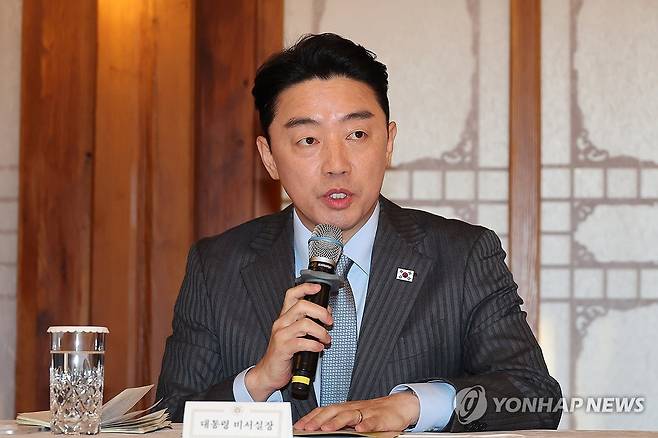 고위당정협의회 발언하는 강훈식 대통령 비서실장 (서울=연합뉴스) 임화영 기자 = 강훈식 대통령 비서실장이 8일 서울 종로구 삼청동 총리공관에서 열린 고위당정협의회에서 발언하고 있다. 2026.2.8 hwayoung7@yna.co.kr