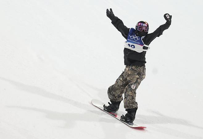 10일(한국시간) 이탈리아 리비뇨 스노파크에서 열린 2026 밀라노·코르티나담페초 동계올림픽 스노보드 여자 빅에어 결선에서 유승은이 2차 시기를 마친 뒤 두 팔을 들어올리고 있다. /연합뉴스