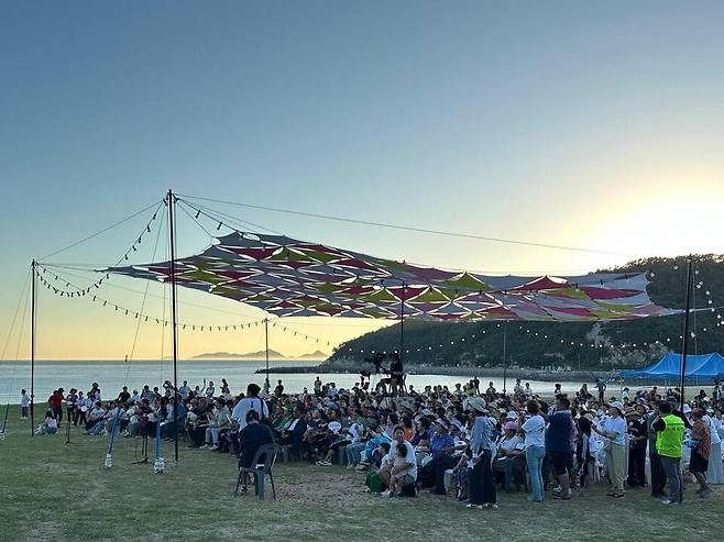 ▲ 인천 옹진군 덕적도 서포리 해수욕장에서 열리는 '주섬주섬 음악회' 행사장. /사진제공=인천시