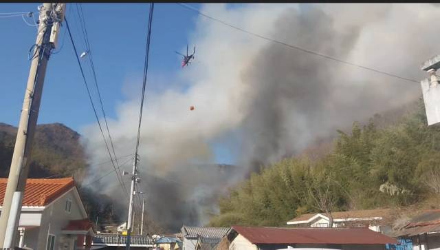 지난 9일 발생한 양산시 원동면 용당리 산불이 발생 17시간 만인 10일 오전 8시 30분께 진화됐다. 경남소방본부 제공