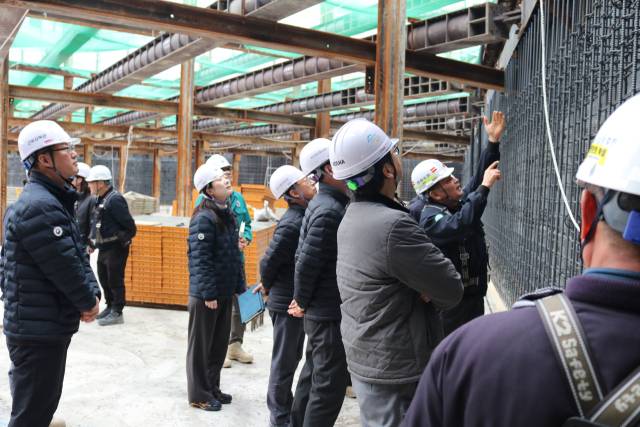 10일 오후 ‘갈매기 산업안전 특공대’ 발대식 참석자들이 부산 해운대구 재송동 해운대구청 신청사 공사 현장을 찾아 위험 요소 등을 점검하고 있다. 한국산업안전보건공단 제공