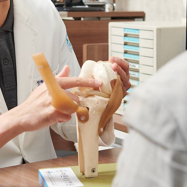 ▲무릎관절 부상을 당한 환자가 의사의 설명을 듣고 있다. 사진=바른세상병원