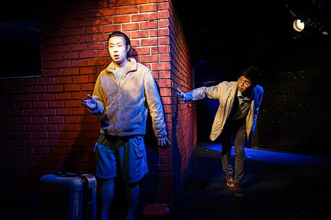 연극 ‘벽이 서 있다’ 에피소드 중 ‘금요일’ 공연 사진. (사진=극단 프로젝트아일랜드)