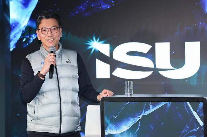 김재열 IOC 집행위원 겸 ISU 회장이 9일 이탈리아 NH 밀라노 콩그레스 센터에서 열린 기자간담회에서 취재진 질문에 답변하고 있다. 사진 | 연합뉴스