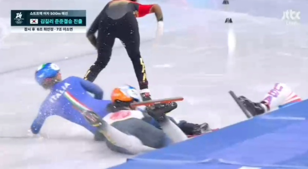 다른 선수들은 넘어지고 혼자서 질주를 펼치는 왕신란. ⓒJTBC 중계화면 캡처