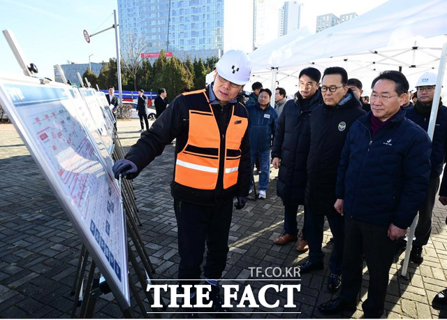 유정복 인천시장이 지난달 22일 연수구 인천대입구역에서 GTX-B노선 사업 현장을 점검하고 있다. /인천시