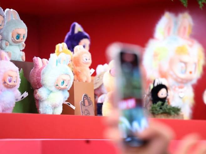 지난해 12월1일 서울 성동구 올리브영N 성수에 마련된 CJ올리브영 팝마트 코리아 협업 팝업스토어에서 고객이 캐릭터 상품을 고르고 있다. 연합뉴스