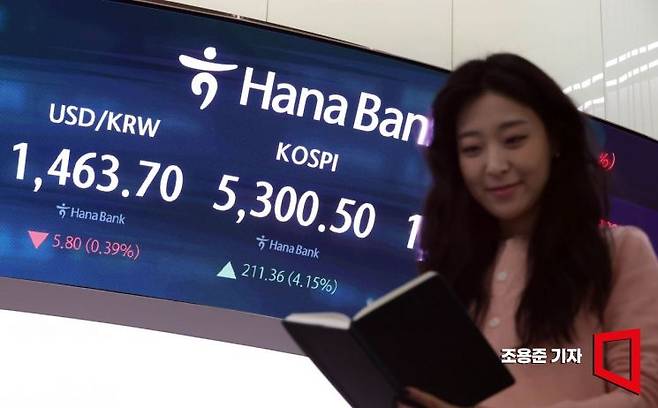 코스피가 4% 넘게 급등 출발한 9일 서울 하나은행 본점 딜링룸에서 직원이 증시와 환율 등을 모니터하고 있다. 이날 코스피는 전 거래일보다 4.13% 오른 5299.10 출발, 역대 최고 시가를 기록했고 코스닥은 2.7% 상승한 1109.91에 개장했다. 2026.2.9 조용준 기자