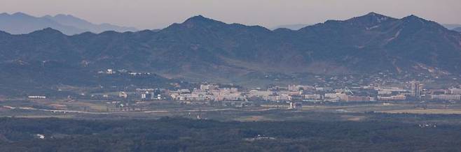경기도 파주시 접경지역에서 바라본 서부전선 비무장지대(DMZ)와 개성공단 일대가 적막한 모습을 보이고 있다. 연합뉴스