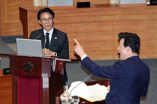 10일 서울 여의도 국회에서 열린 제432회국회(임시회) 경제에 관한 대정부 질문에서 윤영석 국민의힘 의원(오른쪽)이 김민석 국무총리에게 질의 중 의원들을 향해 항의하고 있다. 뉴스1