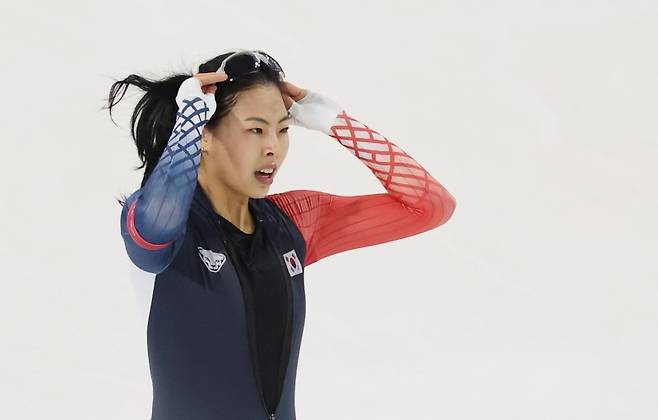 9일(현지시간) 이탈리아 밀라노 스피드스케이팅 스타디움에서 열린 2026 밀라노-코르티나담페초 동계올림픽 스피드스케이팅 여자 1000m 경기에서 이나현이 질주한 뒤 숨을 고르고 있다. 연합뉴스