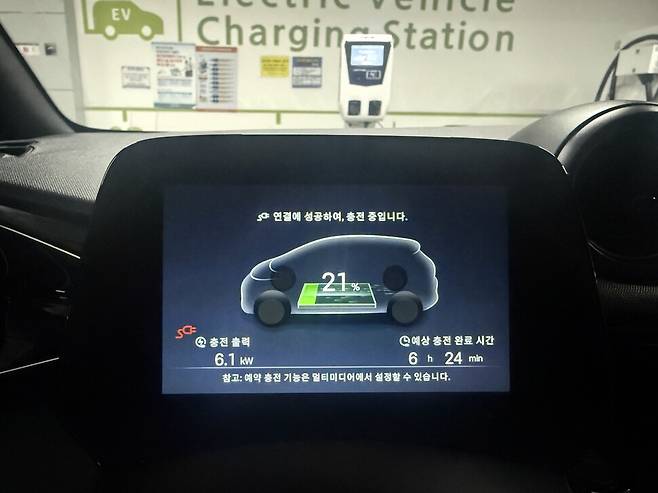 서울시내 한 전기차 주차장에서 전기차를 충전하고 있다. 이재호 기자 ph@hani.co.kr