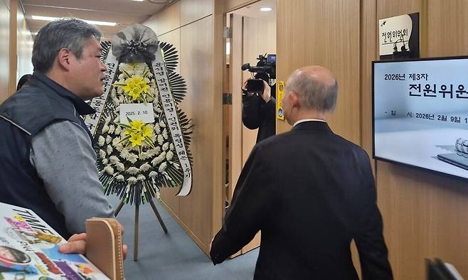 9일 오후 열린 인권위 제3차 전원위원회를 앞두고 전원위원회실로 입장하는 안창호 위원장에게 문정호(왼쪽) 전국공무원노동조합(전공노) 위원장이 “윤석열 방어권 안건 통과 책임지고 사퇴하십시오”라고 외치고 있다. 전원위원회실 입구에는 ‘윤석열 방어권 인용의결, 인권의 독립성 훼손 1주기’라고 적힌 근조 화환이 놓여있다. 고경태 기자