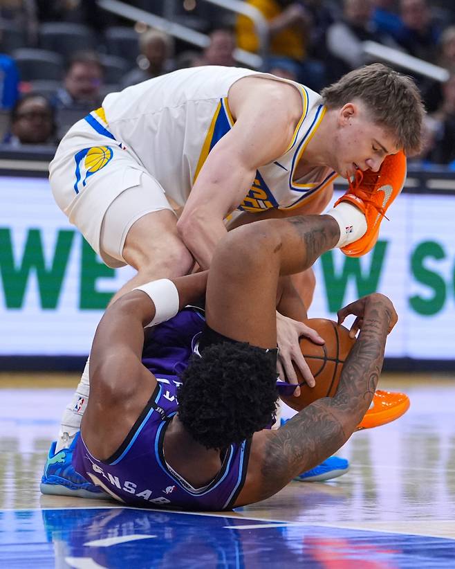 <yonhap photo-3007=""> Indiana Pacers guard Johnny Furphy, top, and Utah Jazz forward Brice Sensabaugh (28) fight for a loose ball during the second half of an NBA basketball game in Indianapolis, Tuesday, Feb. 3, 2026. (AP Photo/Michael Conroy)/2026-02-04 11:38:33/ <저작권자 ⓒ 1980~2026 ㈜연합뉴스. 무단 전재 재배포 금지, AI 학습 및 활용 금지></yonhap>