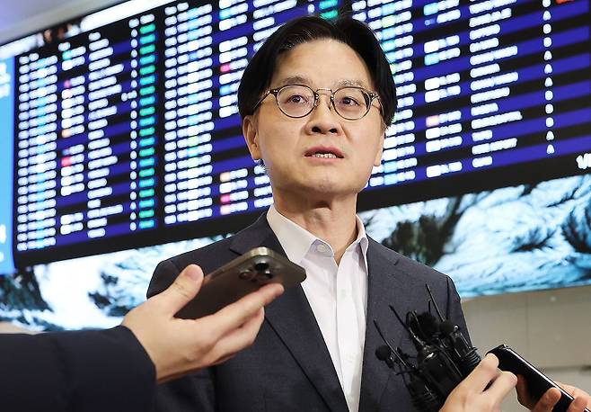 상호관세 인상 방침과 관련한 한미간 통상 현안을 논의하고 돌아온 김정관 산업통상부 장관이 31일 오후 인천국제공항을 통해 귀국해 취재진의 질문에 답하고 있다. 뉴스1