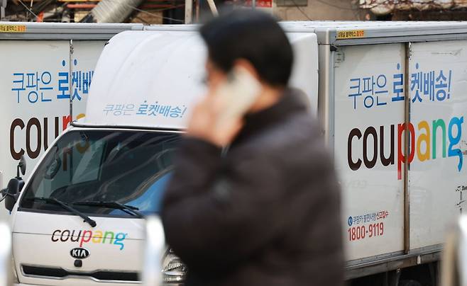 서울의 한 쿠팡 차고지에 배송 트럭들이 주차돼 있다. 사진=연합뉴스