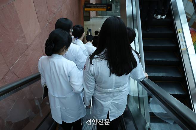 의대 증원을 두고 촉발된 의정갈등이 1년 즈음인 지난해 2월18일 서울의 한 대학 병원에서 의대 실습생들이 이동하고 있다. 한수빈 기자