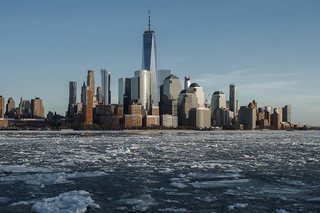 9일(현지시간) 미국 뉴욕의 한파 속에서 얼음이 떠 있는 뉴욕항 너머로 맨해튼 스카이라인이 보이고 있다. EPA 연합뉴스