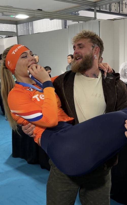 '유튜버 복서' 제이크 폴이 약혼녀인 유타 레이르담이 10일(한국시간) 2026 밀라노·코르티나담페초 동계올림픽 여자 1000m 스피드스케이팅에서 금메달을 따자 포옹하며 축하하고 있다. 제이크 폴 X