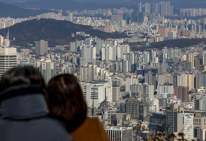 서울 남산에서 시내 아파트가 보이고 있다./사진=뉴시스