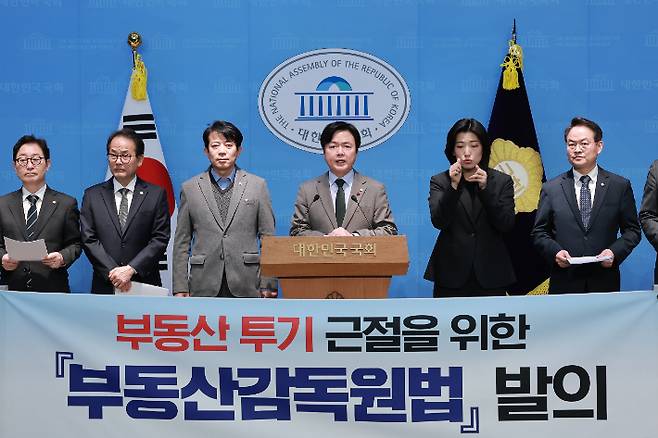 국회 정무위원회 여당 간사인 더불어민주당 강준현 의원과 김현정 의원 등 민주당 정무위원들이 10일 국회 소통관에서 부동산감독원법 발의 기자회견을 하고 있다. 연합뉴스