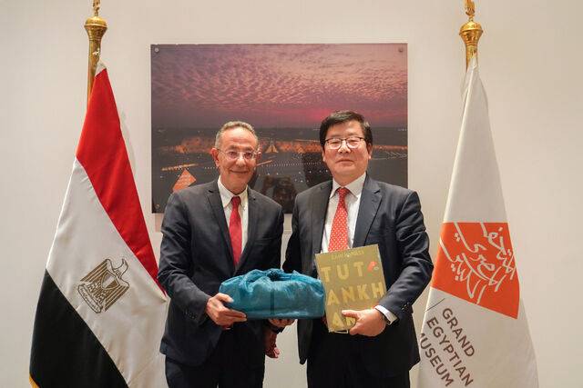 오경태 국립농업박물관장(오른쪽)과 아흐메드 고네임 이집트 대박물관장이 5일 이집트 카이로에서 양 기관 간 협력 방안을 논의했다.