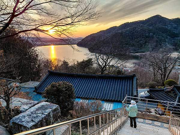 월명암에서 내려다 본 금평저수지 노을이 환상적이다.