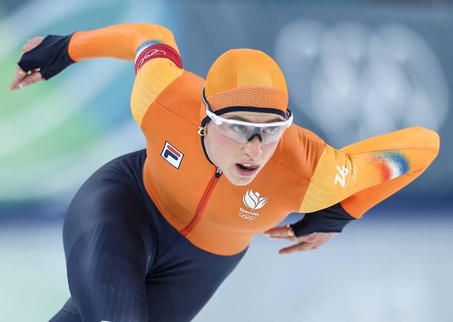 수자너 스휠팅(네덜란드)이 10일(한국시간) 밀라노 스피드스케이팅 아레나서 열린 스피드스케이팅 여자 1000m서 힘차게 질주하고 있다. 그는 쇼트트랙 선수 시절 그를 응원했던 한국 팬들에게 고마움을 전했다. 밀라노|신화뉴시스