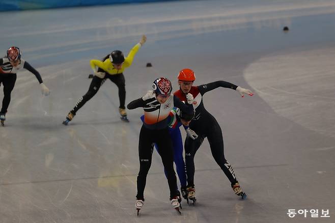 수자너 스휠팅(오른쪽)이 쇼트트랙 선수 시절이던 2022베이징동계올림픽 쇼트트랙 여자 1500m서 최민정과 부딪치며 결승선을 통과하고 있다. 스포츠동아 DB