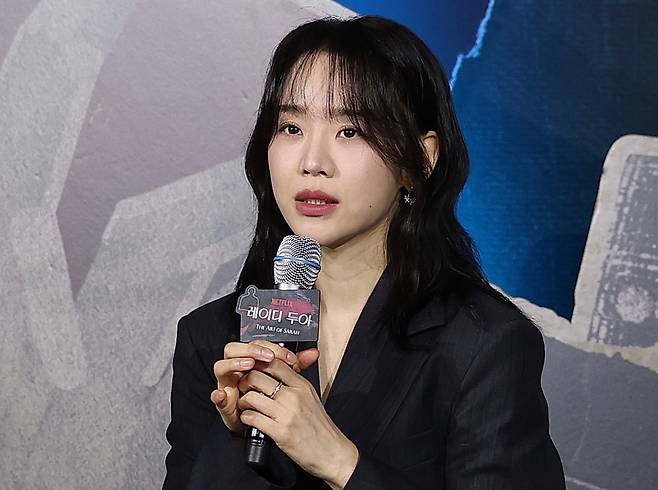 배우 신혜선이 10일 서울 중구 앰배서더서울풀만호텔에서 열린 넷플릭스 드라마 ‘레이디 두아’ 제작발표회에서 질문에 답하고 있다. 연합뉴스