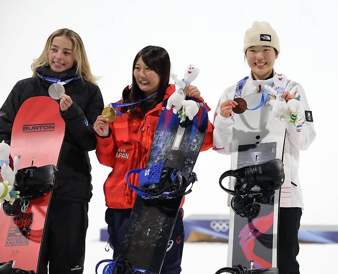 유승은(오른쪽)이 10일 2026 밀라노·코르티나담페초 동계올림픽 스노보드 여자 빅에어에서 동메달을 따낸 뒤 시상식에서 금메달을 차지한 일본의 무라세 고코모(가운데), 은메달을 차지한 뉴질랜드의 조이 사도스키 시넛과 기념촬영을 하고 있다. 연합뉴스