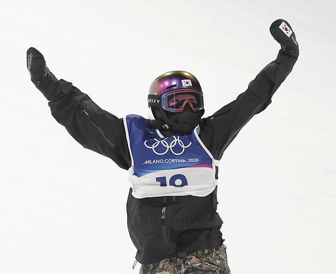 유승은이 10일 밀라노-코르티나담페초 동계올림픽 스노보드 여자 빅에어 결선에서 2차 시기를 마친 뒤 두 팔을 들어올리고 있다. 연합뉴스