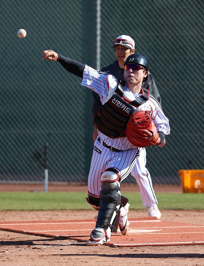 ▲ LG 주전 포수 박동원의 2026년 숙제는 도루 저지율 회복이다. 2022년 35.5%였던 도루 저지율이, LG 이적 후 3년 동안은 30.0%를 넘기지 못했다. 박동원은 어깨 보강부터 차근차근 하면서 여기에 송구 때 나오는 나쁜 버릇을 고쳐 도루 저지율을 회복하겠다고 했다. ⓒ LG 트윈스