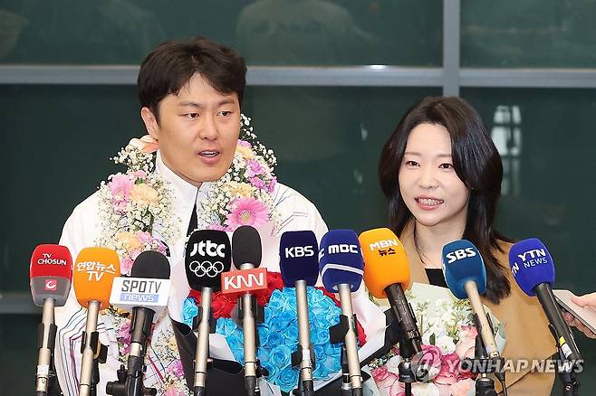 취재진 질문 답하는 김상겸 (영종도=연합뉴스) 임화영 기자 = 2026 밀라노·코르티나담페초 동계 올림픽 스노보드 남자 평행대회전에서 은메달을 차지한 김상겸이 10일 인천국제공항을 통해 귀국해 취재진의 질문에 답하고 있다. 2026.2.10 hwayoung7@yna.co.kr