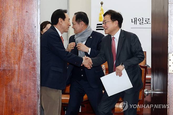 국민의힘 지도부·대구 경북 의원 면담 (서울=연합뉴스) 이동해 기자 = 서범수 국회 행정안전위원회 야당 간사를 비롯한 김석기 의원 등이 10일 국회에서 열린 국민의힘 지도부·대구 경북(TK) 의원 면담을 마친 뒤 회의장을 나서고 있다. 2026.2.10 eastsea@yna.co.kr