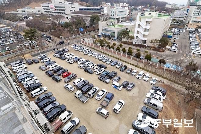 군포시와 경찰서 옆에 위치한 관세청 부지(기획재정부 소유)가 공공청사와 청년주택이 어우러져 건립될 '나라키움 복합청사' 예정부지. 김명철 기자