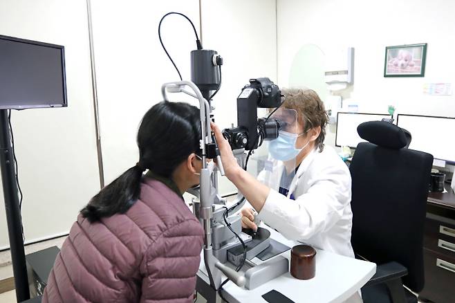 주종대 밝은안과21병원 대표원장이 병원을 찾은 환자를 대상으로 검진을 하고 있다. /밝은안과21병원 제공