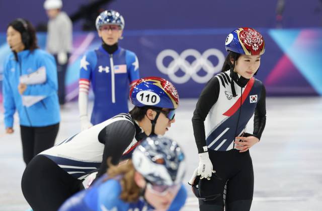 김길리가 10일 이탈리아 밀라노 아이스스케이팅 아레나에서 열린 2026 밀라노 동계 올림픽 쇼트트랙 혼성계주 준결승 도중 넘어진 뒤 경기가 끝나자 고통스러워 하고 있다. 연합뉴스